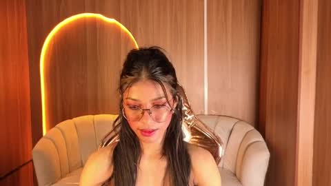 alina_b_ online show from April 1, 2026, 8:39 pm