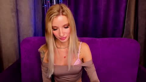 Snapshot of alina_lovelyx chatting on February 16, 2025, 1:58 am Alina online show from February 16, 2025, 1:58 am