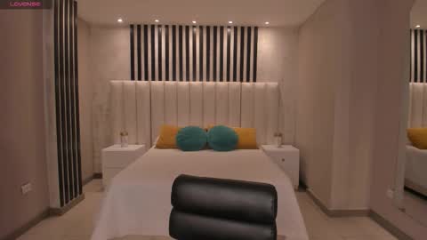 alinakravitz_ online show from September 13, 2025, 11:43 am