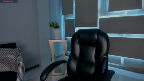 Snapshot of alinakravitz_ chatting on May 9, 2026, 11:37 am alinakravitz_ online show from May 9, 2026, 11:37 am