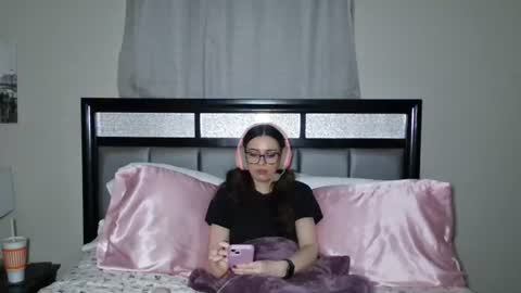 Snapshot of alisonfieldsxo chatting on June 25, 2026, 6:18 am Alison Fields online show from June 25, 2026, 6:18 am