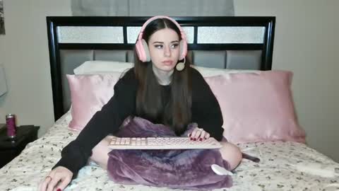 Snapshot of alisonfieldsxo chatting on June 30, 2026, 4:24 am Alison Fields online show from June 30, 2026, 4:24 am