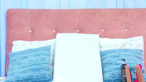 Allicia online show from October 15, 2025, 7:14 pm