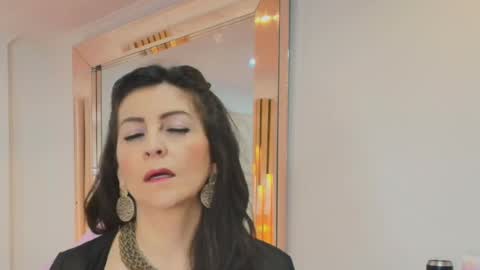 Aliie  online show from October 1, 2025, 12:00 pm