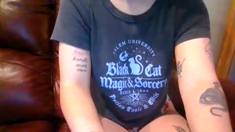 alliebearx online show from November 14, 2025, 5:33 pm