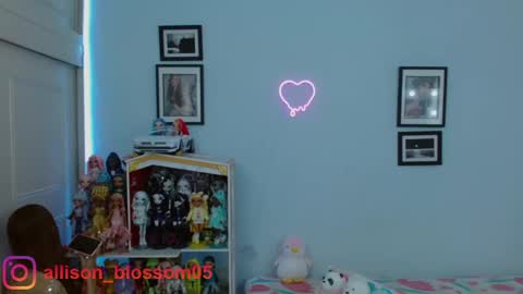 Snapshot of allisonblossom chatting on February 26, 2025, 11:04 pm online show from February 26, 2025, 11:04 pm