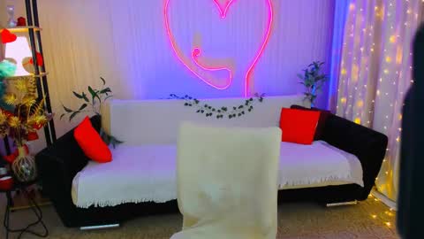 alluringeyess online show from April 15, 2026, 7:58 pm