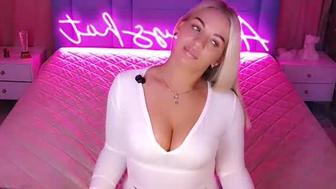 AlwaysHot online show from February 4, 2026, 2:17 am