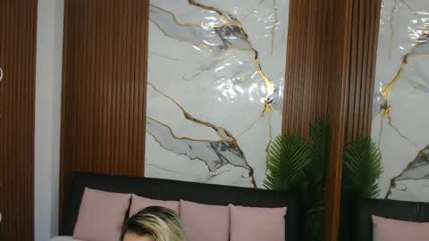 Snapshot of alonddra_tay chatting on April 17, 2026, 11:35 am alonddra_tay online show from April 17, 2026, 11:35 am