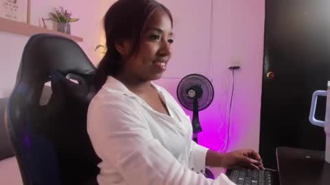 Snapshot of alondra_bernet chatting on June 2, 2026, 2:46 am A L O N D R A online show from June 2, 2026, 2:46 am
