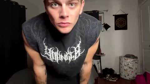 Snapshot of alphavibesxxx chatting on November 4, 2025, 4:22 am AlphaVibesXXX - Master Levi  Mistress Kat online show from November 4, 2025, 4:22 am