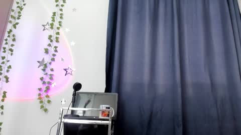 Snapshot of alyxroses chatting on February 6, 2025, 10:53 pm    online show from February 6, 2025, 10:53 pm