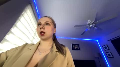 Snapshot of amandainbloom chatting on April 28, 2026, 6:24 pm Amanda online show from April 28, 2026, 6:24 pm