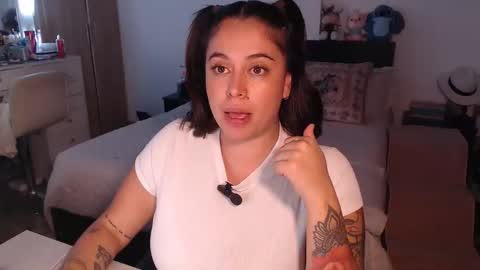 Snapshot of amarat_jolie chatting on April 8, 2026, 4:34 am Mila online show from April 8, 2026, 4:34 am