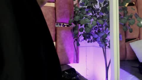   online show from September 25, 2025, 7:06 pm