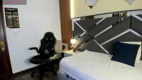 Ambar Ross online show from April 10, 2026, 1:27 pm