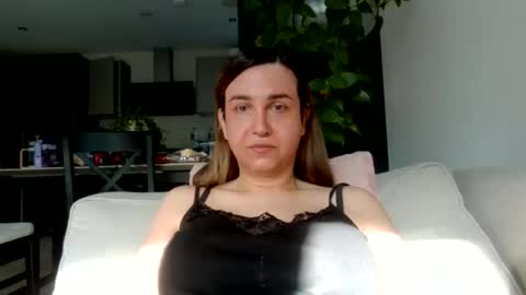 Snapshot of amber_bee chatting on October 21, 2025, 12:50 pm Elena online show from October 21, 2025, 12:50 pm