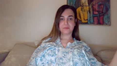 Snapshot of amber_bee chatting on October 23, 2025, 8:18 pm Elena online show from October 23, 2025, 8:18 pm