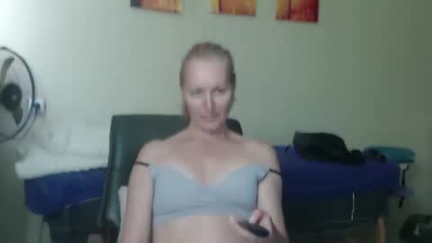 Snapshot of amelly777 chatting on April 17, 2026, 1:03 pm amelly777 online show from April 17, 2026, 1:03 pm