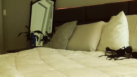 HOT white  naughty leo  xxx online show from February 8, 2025, 7:27 pm