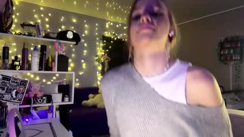 Snapshot of amily_sunray chatting on February 21, 2026, 2:07 pm Amily online show from February 21, 2026, 2:07 pm