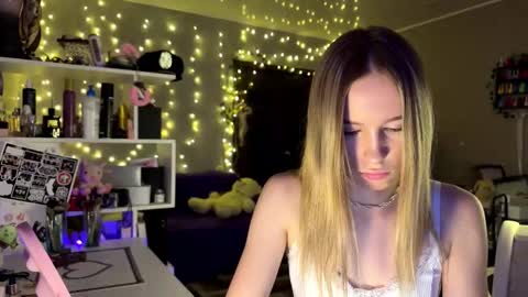 Snapshot of amily_sunray chatting on February 22, 2026, 3:43 pm Amily online show from February 22, 2026, 3:43 pm