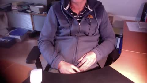 Snapshot of amor2200 chatting on October 29, 2025, 8:49 am Amor2200 online show from October 29, 2025, 8:49 am