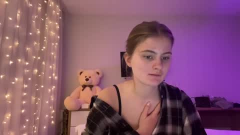 Snapshot of amorelle_ chatting on April 13, 2026, 8:03 pm amorelle_ online show from April 13, 2026, 8:03 pm