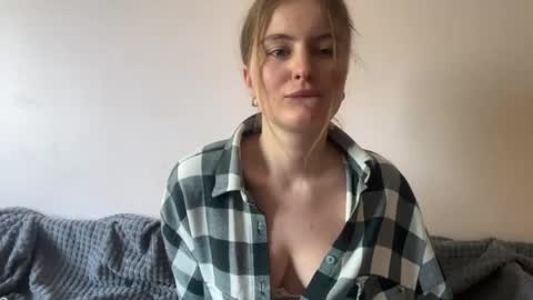 Snapshot of amorelle_ chatting on April 21, 2026, 10:10 am amorelle_ online show from April 21, 2026, 10:10 am
