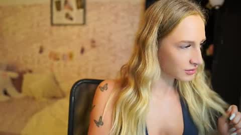 amy_johns_ online show from November 12, 2025, 9:10 am