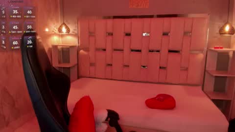 amyevan_ online show from September 18, 2025, 10:01 pm