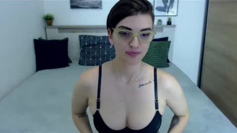 Snapshot of amylexy chatting on October 4, 2025, 7:34 pm Hi there guys  My pleasure in your hands  pvt is open online show from October 4, 2025, 7:34 pm