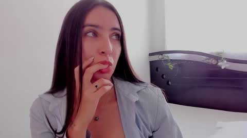 Snapshot of ana_castilo chatting on March 10, 2025, 1:21 pm Ana IG an castillo 1 online show from March 10, 2025, 1:21 pm