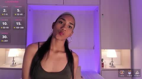 anaacollins_ online show from November 10, 2025, 11:42 am