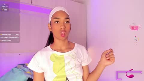 anaacollins_ online show from November 26, 2025, 11:33 am