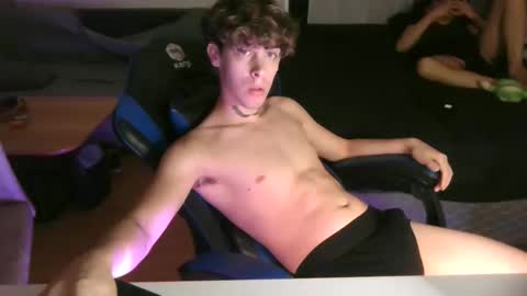 andertwink online show from April 15, 2026, 2:51 am