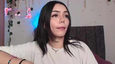 Snapshot of andra_rosse chatting on May 14, 2026, 11:33 pm Andra de la Rosse online show from May 14, 2026, 11:33 pm