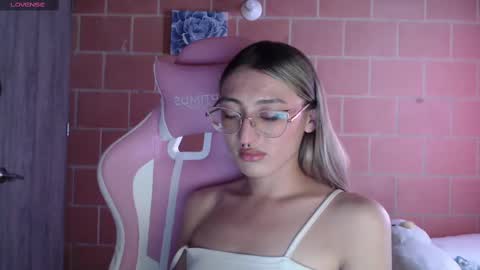 Snapshot of andrea_camila chatting on September 10, 2025, 5:46 pm Andrea  online show from September 10, 2025, 5:46 pm