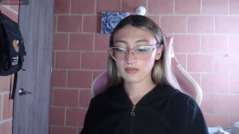 Snapshot of andrea_camila chatting on September 30, 2025, 2:11 pm Andrea  online show from September 30, 2025, 2:11 pm