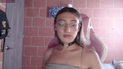 Snapshot of andrea_camila chatting on October 1, 2025, 3:40 pm Andrea  online show from October 1, 2025, 3:40 pm