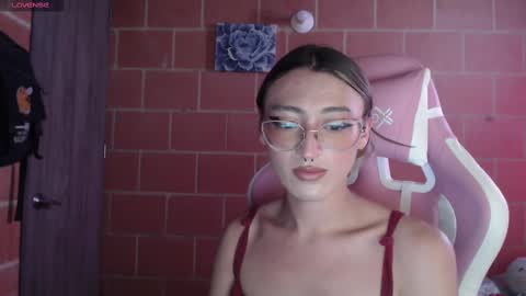 Snapshot of andrea_camila chatting on October 7, 2025, 3:42 pm Andrea  online show from October 7, 2025, 3:42 pm