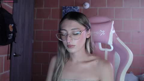 Snapshot of andrea_camila chatting on October 9, 2025, 3:32 pm Andrea  online show from October 9, 2025, 3:32 pm