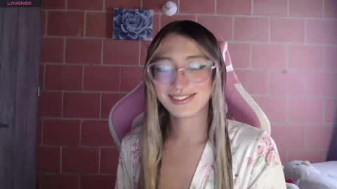 Snapshot of andrea_camila chatting on October 10, 2025, 1:43 pm Andrea  online show from October 10, 2025, 1:43 pm