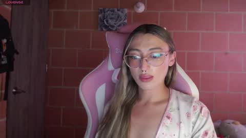 Snapshot of andrea_camila chatting on October 11, 2025, 5:22 pm Andrea  online show from October 11, 2025, 5:22 pm