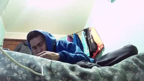 andrescaraballo18 online show from October 9, 2025, 5:05 am