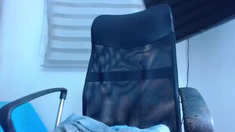 andrew_holden__ online show from February 27, 2025, 2:10 am