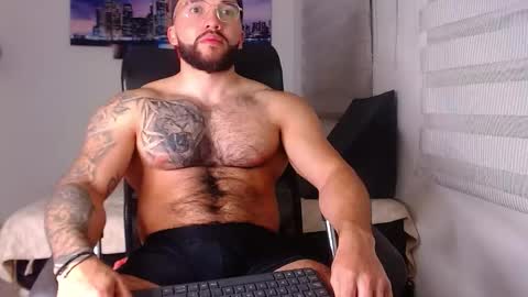 andrew_holden__ online show from November 18, 2025, 11:48 pm