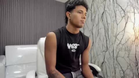 Snapshot of andrew_myersx chatting on December 19, 2025, 6:59 pm ANDREW online show from December 19, 2025, 6:59 pm