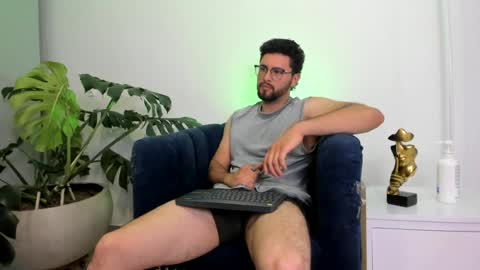 Snapshot of andrewstonee chatting on July 8, 2026, 1:21 am About me online show from July 8, 2026, 1:21 am