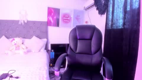          online show from October 15, 2025, 7:25 pm